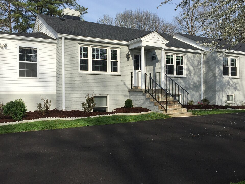 2177 Chain Bridge Rd in Vienna, VA - Building Photo