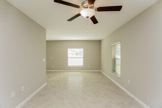 7219 Spring Snowflake Ave in Palm River-Clair Mel, FL - Building Photo - Building Photo