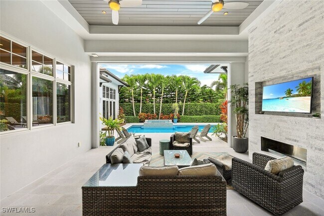 property at 425 Harbour Dr