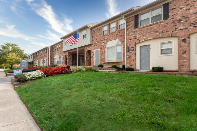 Village West in Columbus, OH - Foto de edificio - Building Photo