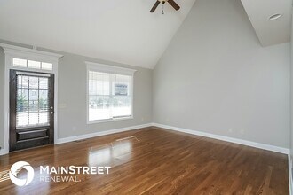 320 Sea Biscuit Dr in Gallatin, TN - Foto de edificio - Building Photo