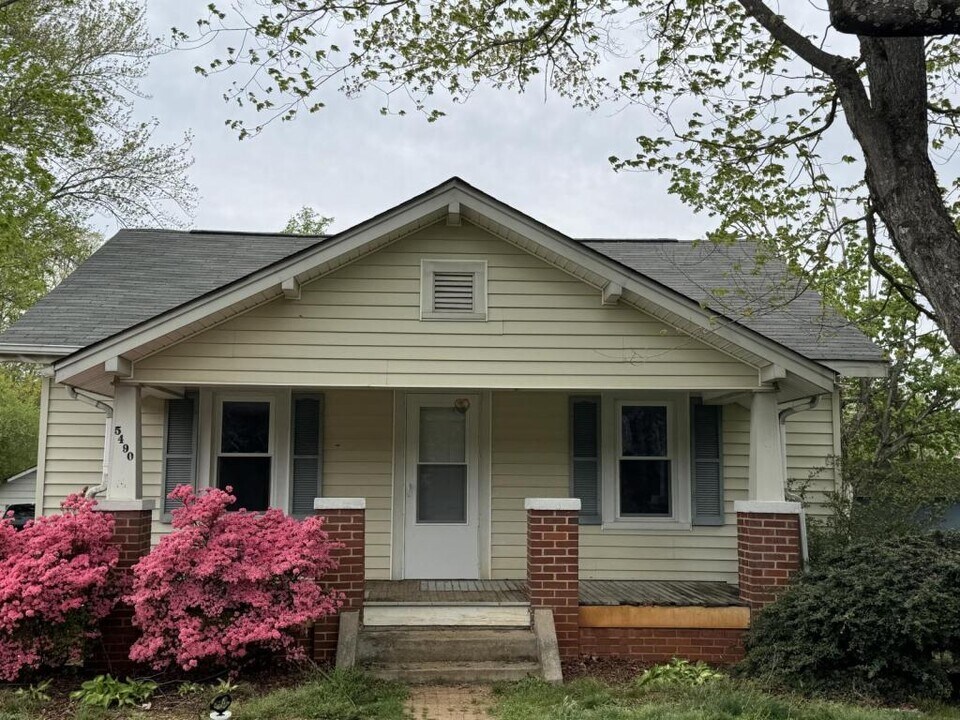 5490 Old Walkertown Rd in Winston-Salem, NC - Building Photo