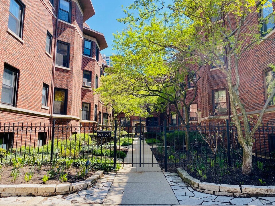 531 W Brompton Ave in Chicago, IL - Building Photo