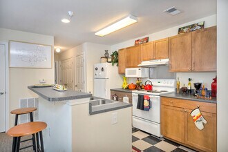 122 Yellowstone Dr, Unit 205 in Charlottesville, VA - Foto de edificio - Building Photo