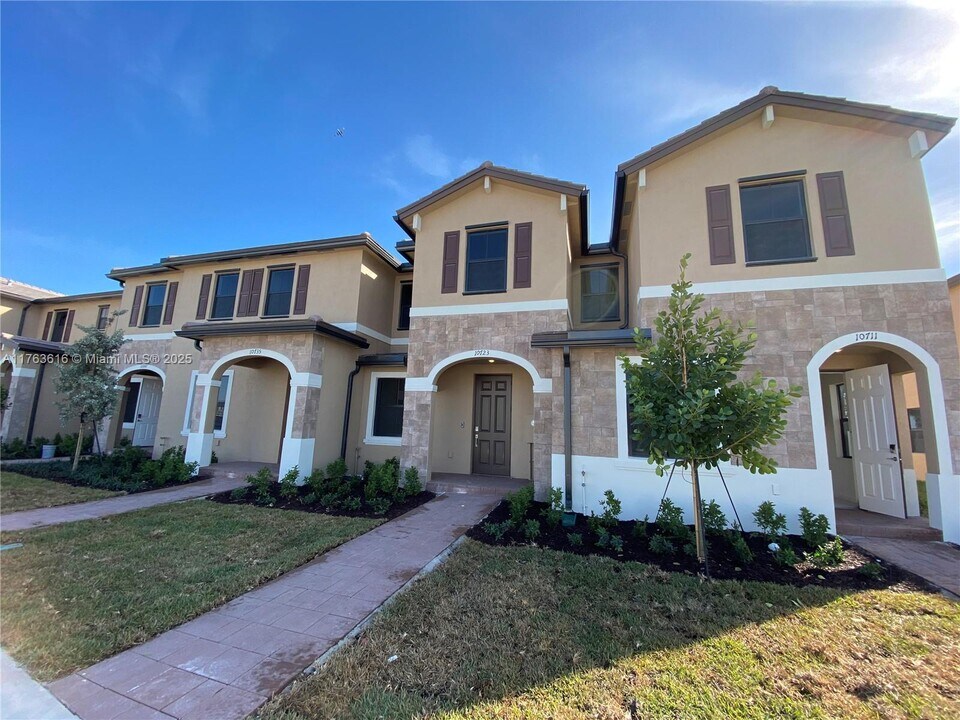 10723 W 32nd Ln in Hialeah, FL - Building Photo