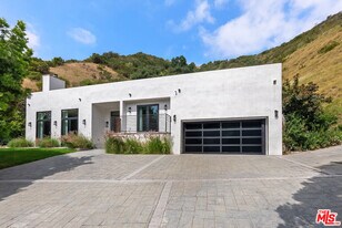 1739 San Ysidro Dr in Beverly Hills, CA - Building Photo