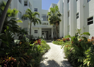 Montego Apartments in Miami Beach, FL - Building Photo - Building Photo