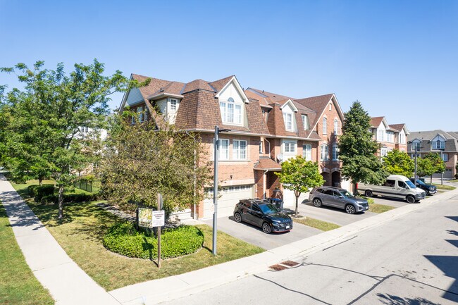 3045 Breakwater Crt in Mississauga, ON - Building Photo - Building Photo