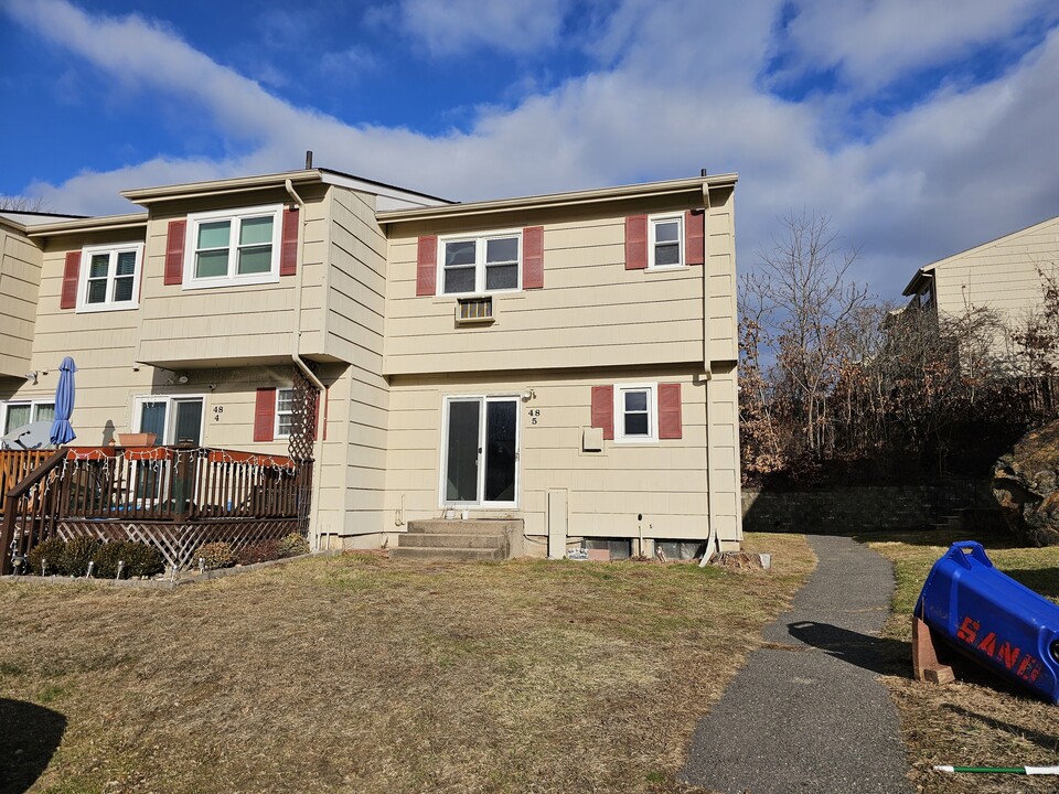 48 Round Tree Dr in Naugatuck, CT - Building Photo