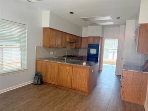 5326 Shady Maple Dr in Humble, TX - Foto de edificio - Building Photo