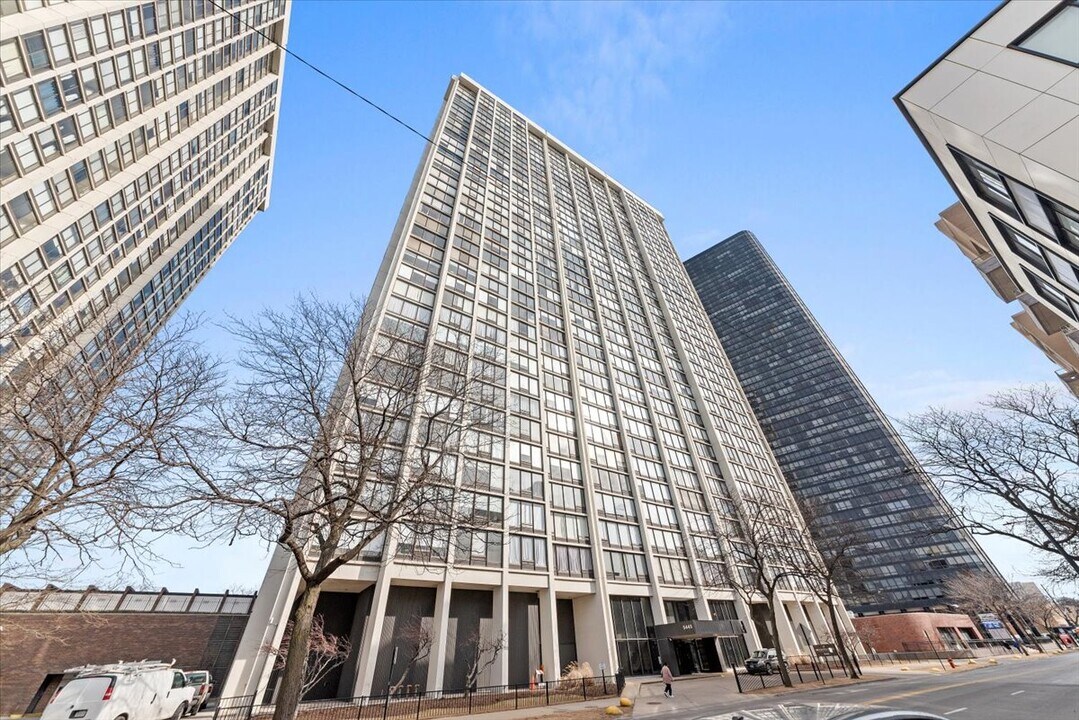 5445 N Sheridan Rd, Unit 1912 in Chicago, IL - Building Photo