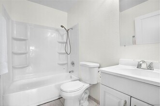 8026 Linda Vista Rd, Unit 2G in San Diego, CA - Building Photo - Building Photo