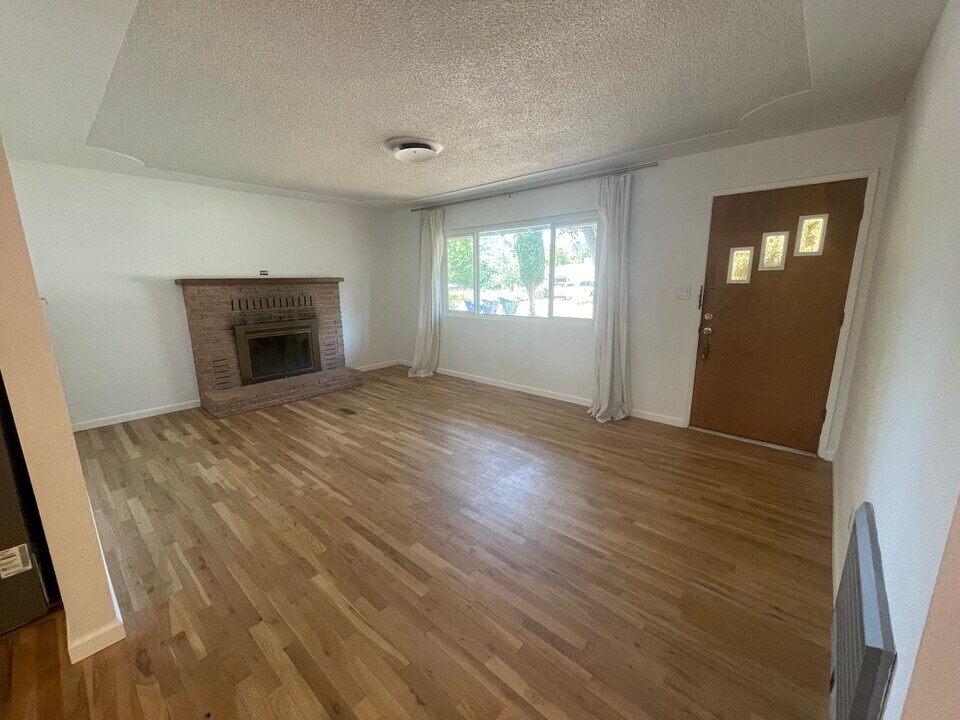 2117 Deerfield Ave in Redding, CA - Building Photo