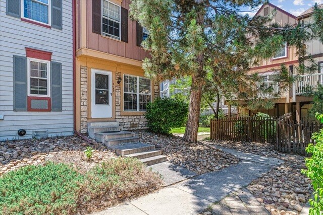12059 E Hoye Dr in Aurora, CO - Building Photo