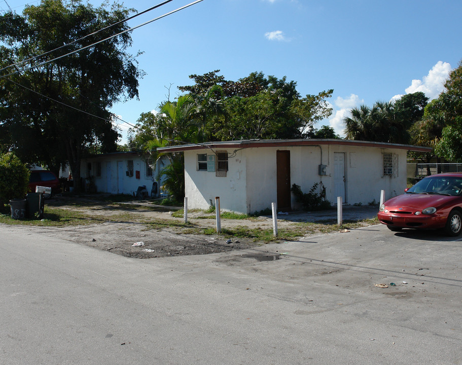 900 NW 19th Ave in Pompano Beach, FL - Foto de edificio