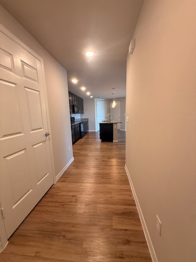 3335 Grant Cove Cir, Unit 304 in Cape Coral, FL - Foto de edificio - Building Photo