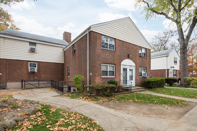 Bell Park Gardens in Oakland Gardens, NY - Building Photo - Building Photo
