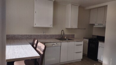 6838 18th Ave in Sacramento, CA - Building Photo - Building Photo