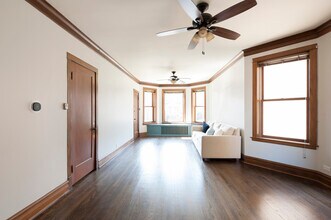 2250 W Addison St, Unit 1 in Chicago, IL - Building Photo - Building Photo