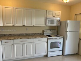 1992 NE 172nd St in North Miami Beach, FL - Building Photo