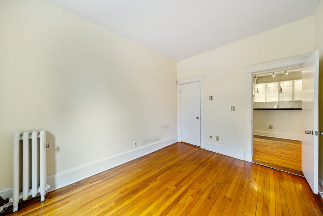 137 Peterborough St, Unit 2 in Boston, MA - Building Photo - Building Photo