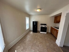 408 W Main St in Grove City, PA - Foto de edificio - Building Photo