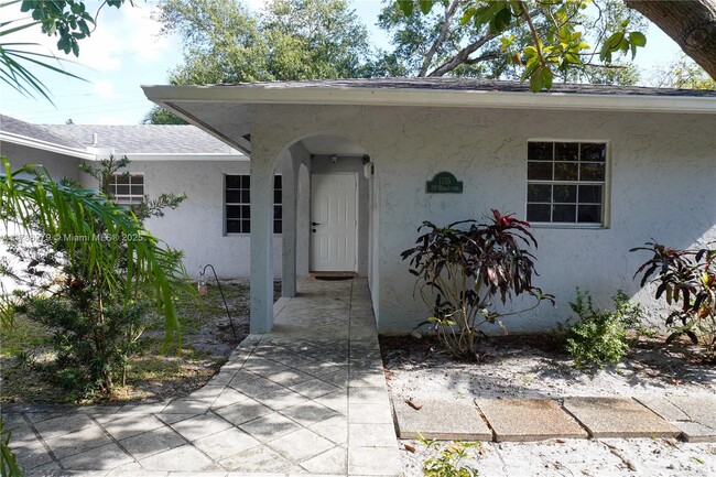 1735 SW 25th Ave in Fort Lauderdale, FL - Building Photo - Building Photo