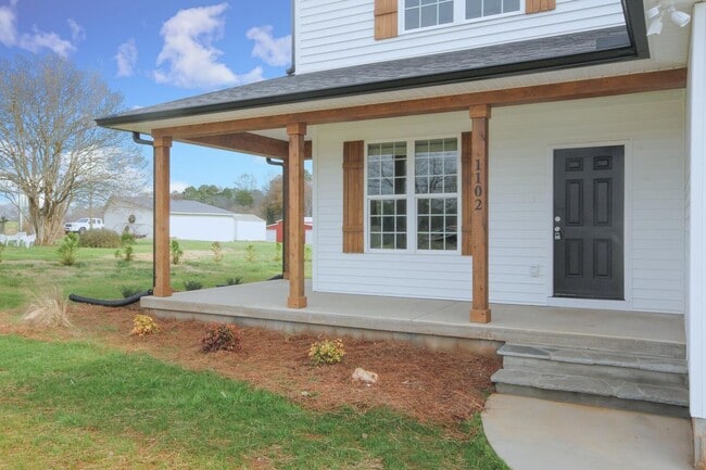 1102 Startown Rd in Lincolnton, NC - Foto de edificio - Building Photo