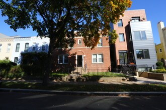 1616-1618 A St SE in Washington, DC - Foto de edificio - Building Photo