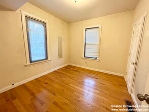 1568 Tremont St, Unit 1 in Boston, MA - Foto de edificio - Building Photo