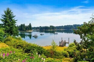 924 Shorewood Dr, Unit F in Bremerton, WA - Building Photo