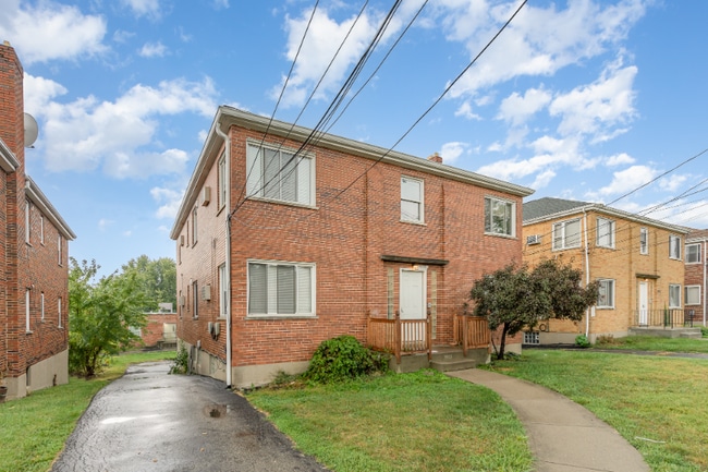 3913 E Gatewood Ln in Silverton, OH - Building Photo - Building Photo