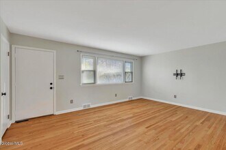 1165 Cresse Ave in Schenectady, NY - Building Photo - Building Photo
