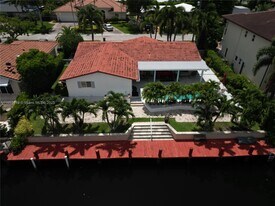 4211 NE 25th Ave in Lighthouse Point, FL - Building Photo