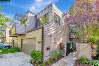 1949 Highridge Ct in Walnut Creek, CA - Foto de edificio - Building Photo