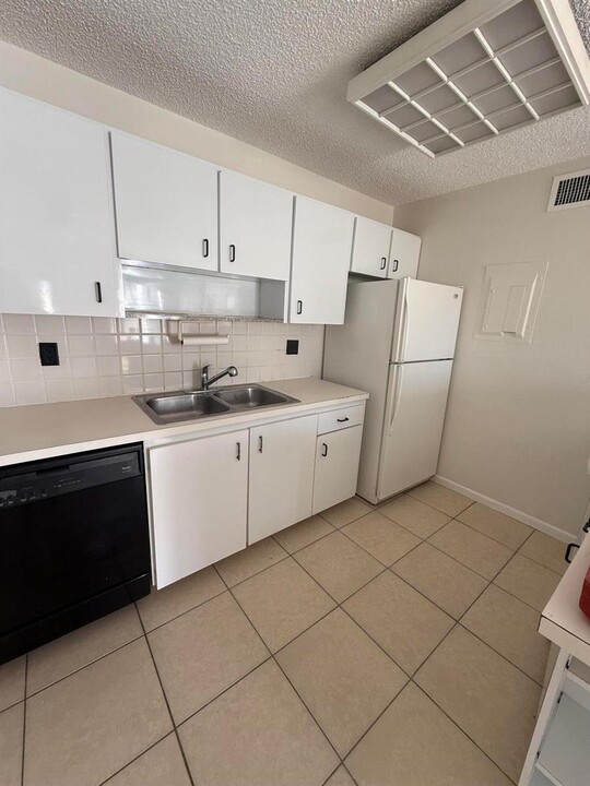 633 Executive Center Dr, Unit 1202 in West Palm Beach, FL - Building Photo