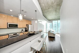 5925 Almeda Rd in Houston, TX - Building Photo - Building Photo