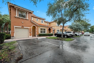 8511 NW 141st Ter, Unit 5 in Miami Lakes, FL - Building Photo - Building Photo