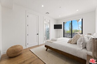 5118 Laurel Canyon Blvd in Los Angeles, CA - Building Photo - Building Photo