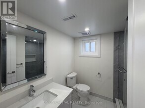 5 Whistling Hills Dr in Toronto, ON - Building Photo - Building Photo