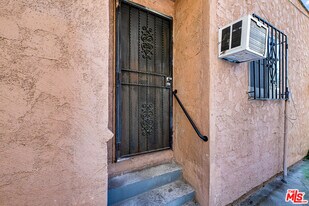 220 E Vernon Ave in Los Angeles, CA - Building Photo