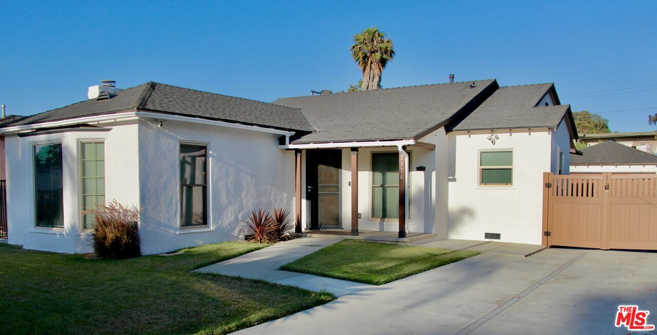 2334 S Garth Ave in Los Angeles, CA - Building Photo