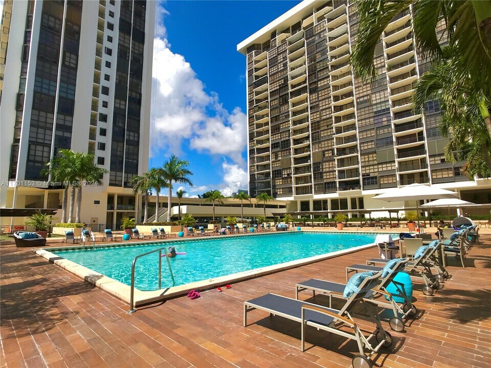 1925 Brickell Ave, Unit D601 in Miami, FL - Building Photo