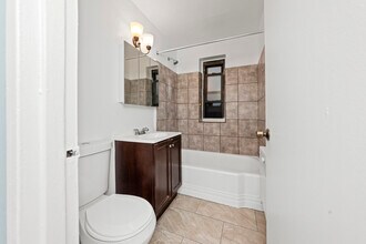 1359 W Touhy Ave, Unit 109 in Chicago, IL - Building Photo - Building Photo