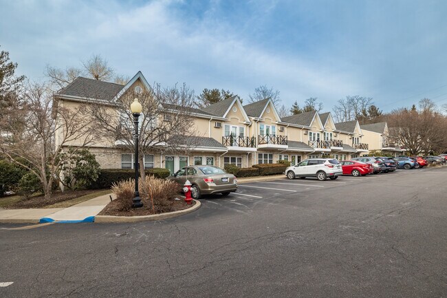 Cambridge Court in Glen Cove, NY - Building Photo - Building Photo