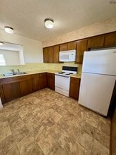 205 E Garden Dr in Iowa Park, TX - Building Photo - Building Photo