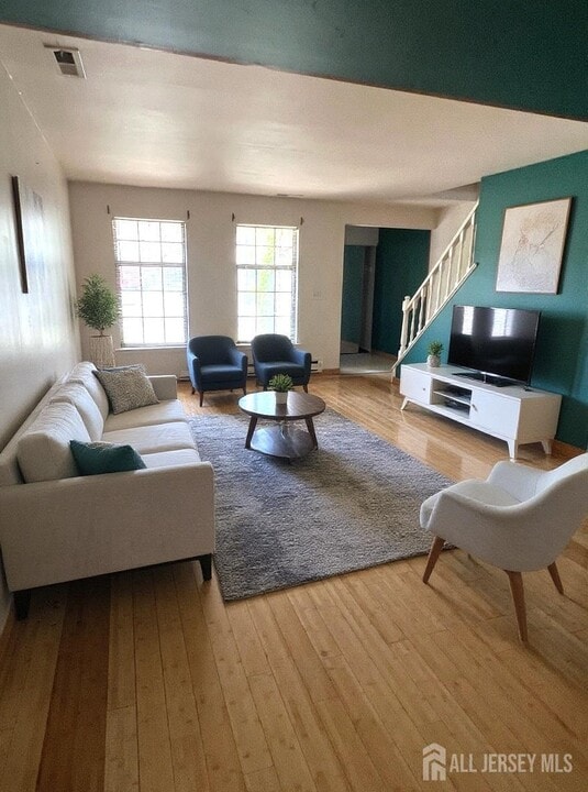 18 Adams Ct in East Brunswick, NJ - Building Photo