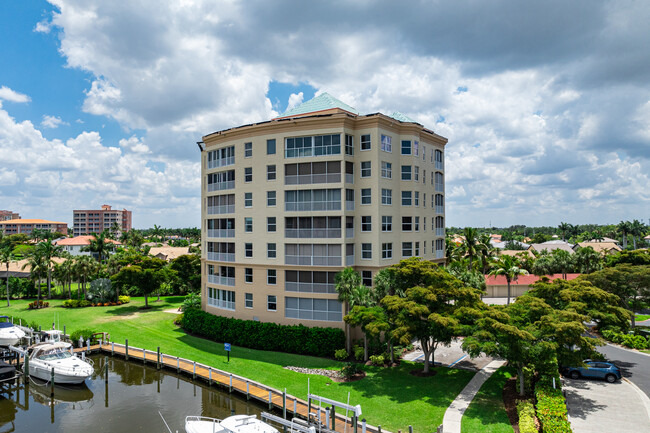 Harbour Isle Yacht & Racquet Club in Ft. Myers, FL - Building Photo - Building Photo