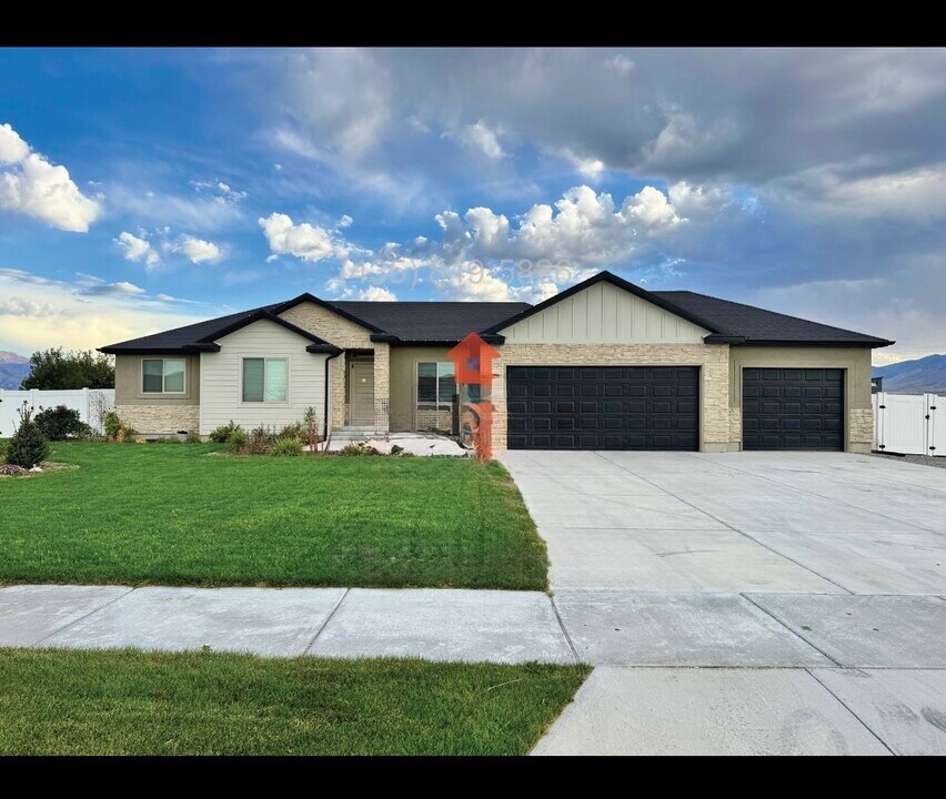 698 Morning Dew Cir in Grantsville, UT - Building Photo