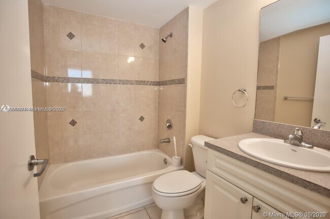 1 Glen Royal Pkwy in Miami, FL - Building Photo - Building Photo